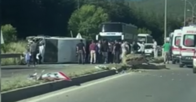 Minibüs aydınlatma direğine çarpıp yan yattı