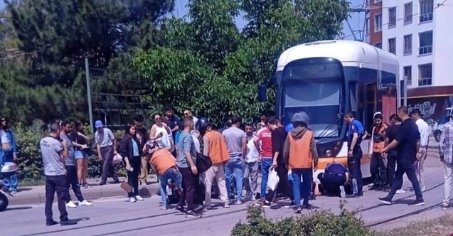 Motosiklet sürücüsü tramvayın altına girdi