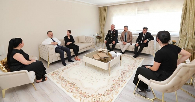 Vali Aksoy ve eşi, şehit aileleriyle bayramlaştı