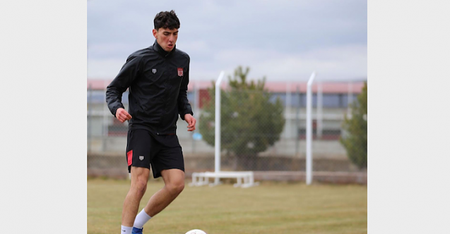 Ahmet Emin Akpınar Sivasspor'da profesyonel sözleşmeyi imzaladı