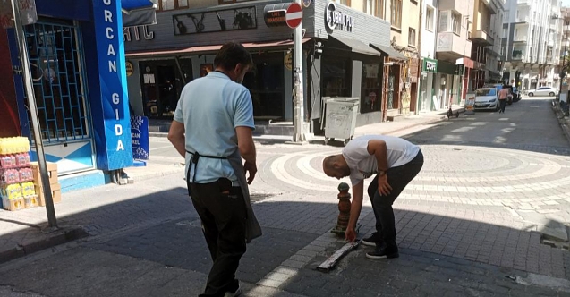 Araçların işgal ettiği sokaktaki esnaf kendi çözümünü buldu
