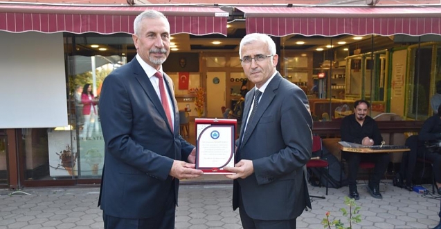 Emekliye ayrılan İdari ve Mali İşler Daire Başkanı Necmettin Başkut'a plaket