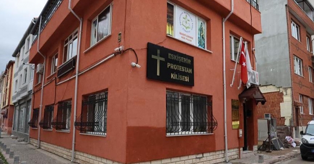 Kiliseye zorla girmeye çalışana 4’er yıldan 11’er yıla kadar hapis talebi