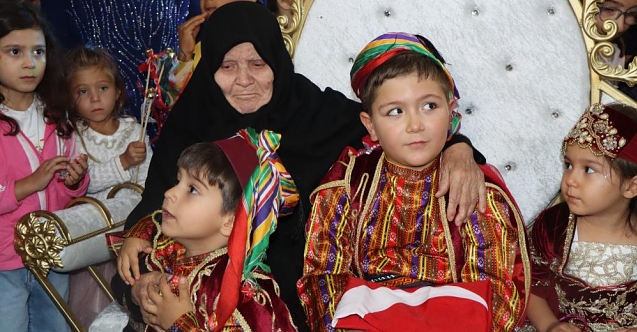 Şehidin emaneti Türk Bayrağını verdi