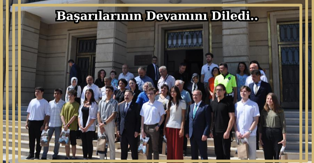 Dereceye giren öğrencilere Vali jesti