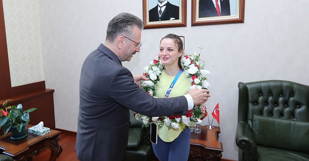 Vali Aksoy’dan Sümeyye’ye Tebrik