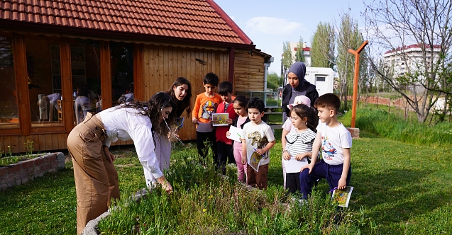 Çocuklar doğa ile iç içe öğrenmenin keyfini yaşıyor