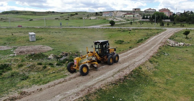 İnönü’de tarla yollarının bakımları devam ediyor