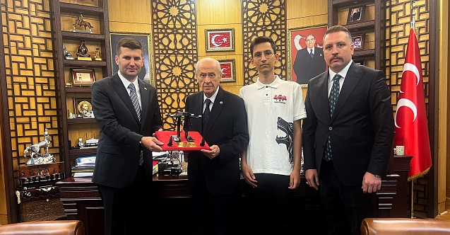 Bahçeli'ye TÜRKHAN İHA prototipi hediye edildi