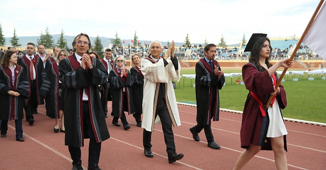 ESTÜ’de Mezuniyet Coşkusu Yaşandı