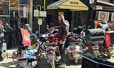 Çevreye bilinçsizce park edilen motosikletler esnafın tepkisini topluyor