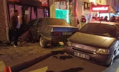 Kontrolden çıkan otomobil dükkana daldı: 1 yaralı