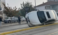 Devrilen otomobil tramvay seferlerini aksattı