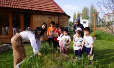 Çocuklar doğa ile iç içe öğrenmenin keyfini yaşıyor