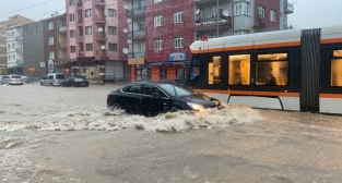 Eskişehir şiddetli yağışa teslim oldu