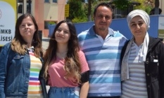 Ailecek aynı okulda sınava girdiler