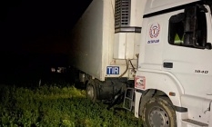 Yüzlerce litre mazot tarlaya döküldü