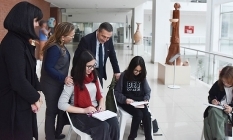 Kentçizer atölyesinde pişmiş toprak eserler resmedildi