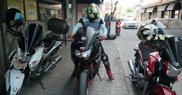 Lüks motosikletli kuryeler vatandaşın ilgisini çekiyor