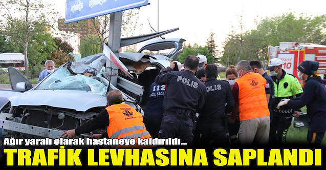 Trafik levhasına saplandı
