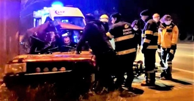 Eskişehir#039;de kontrolü kaybetti ağaca çarptı!