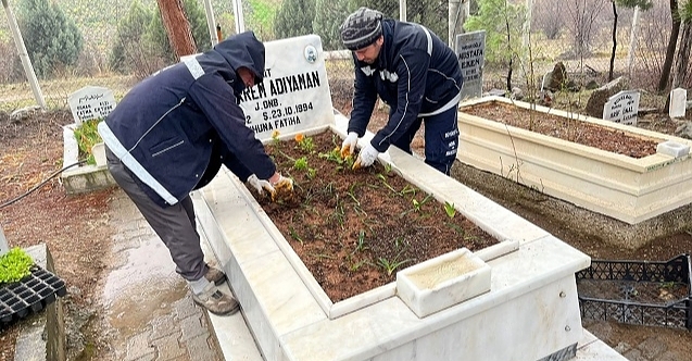 Şehitlerimizin mezarları çiçeklerle donatıldı