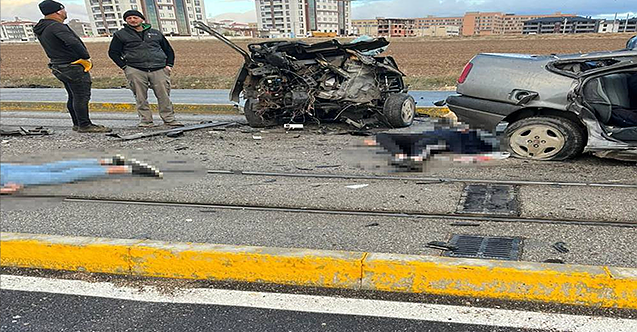 Direğe çarpan araç ikiye bölündü: 1 ölü, 1i ağır 3 yaralı