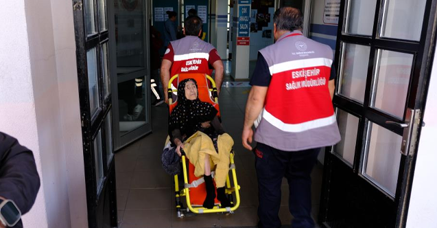 Felçli yaşlı kadın oy kullanmak için ambulans eşliğinde sandığa gitti