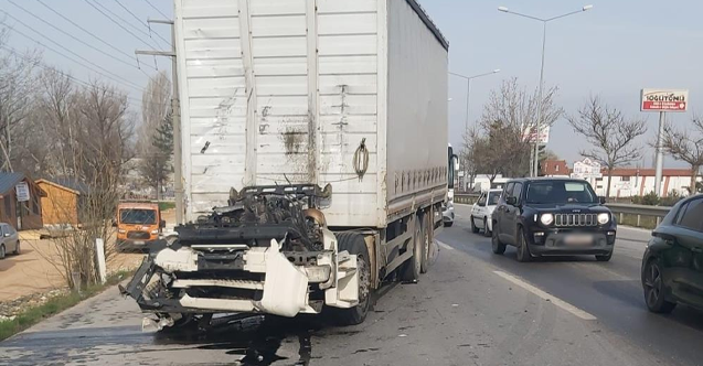 Kazada şoför kabini kopan tırın sürücüsü yaralandı