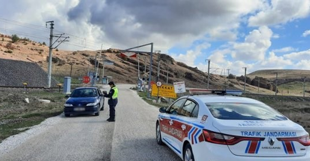 Trafik denetimlerinde toplam 21 bin 984 sürücü ve araç sorgulandı