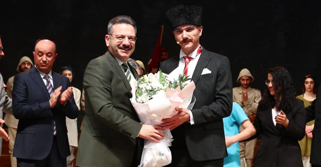 Vali Aksoy, Cumhuriyete Doğru” adlı tiyatro oyununu büyük ilgi ile izledi