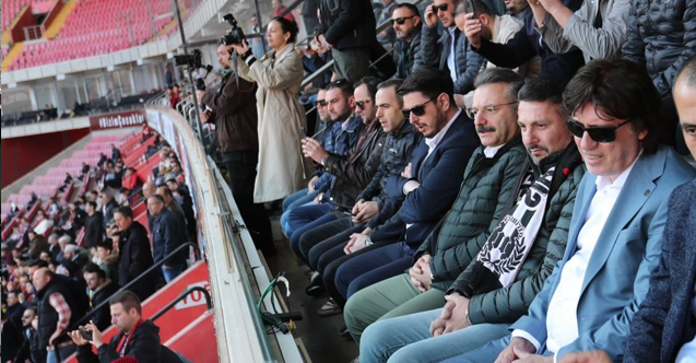 Vali Aksoy Eskişehirspor maçını tribünden izledi