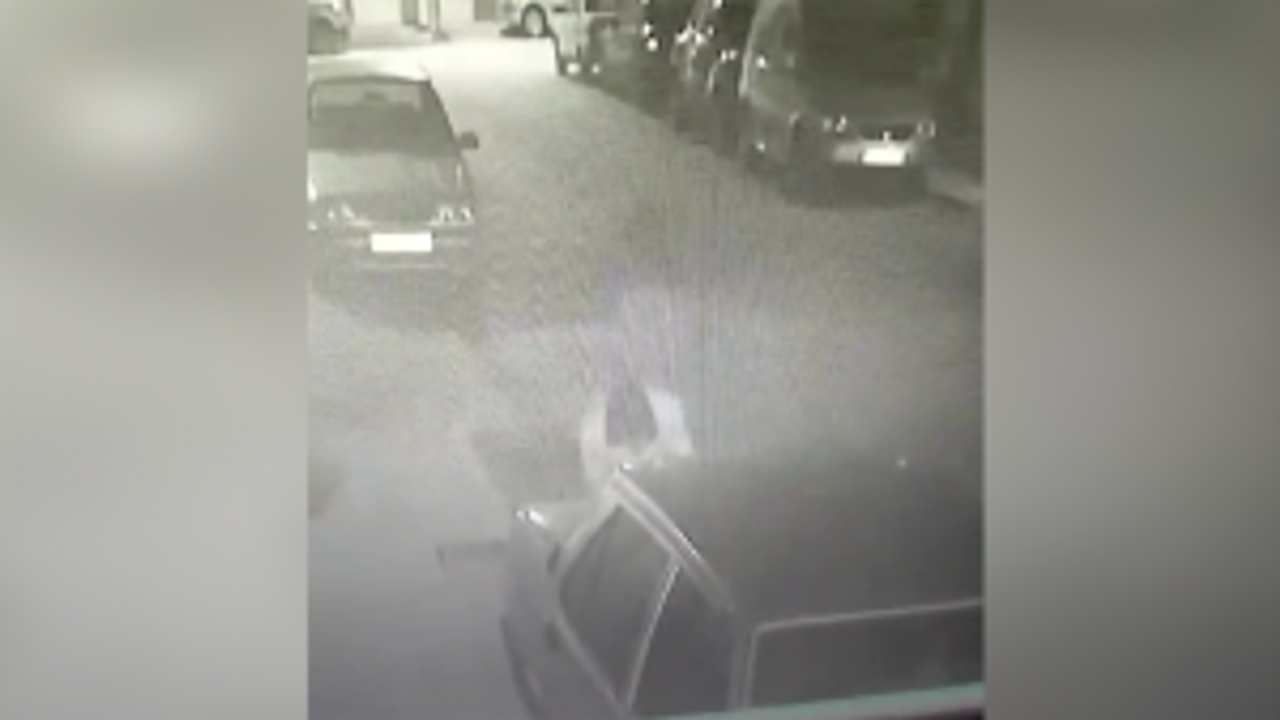 2 ayda 2 kez soyulan aracın hırsızlık görüntüsü kameralara yansıdı