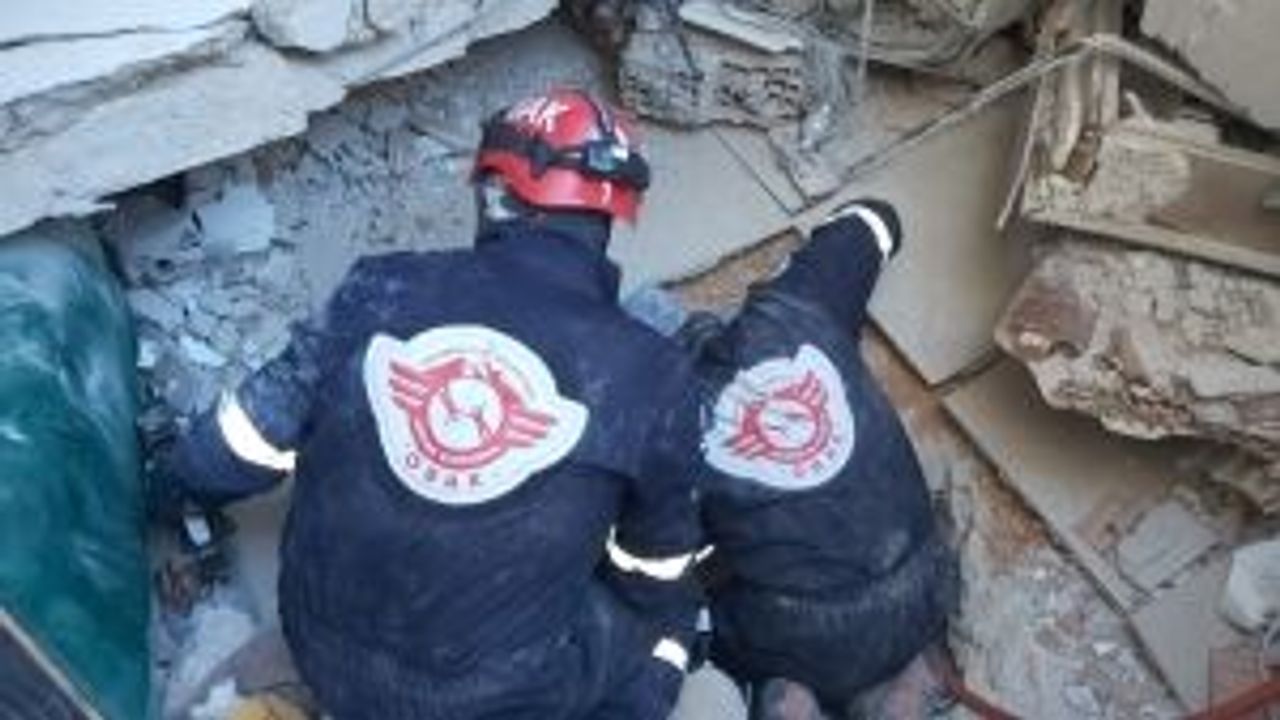 Eskişehir'den giden TÜRASAŞ ve OBAK ekipleri iki kişiyi göçük altından kurtardı