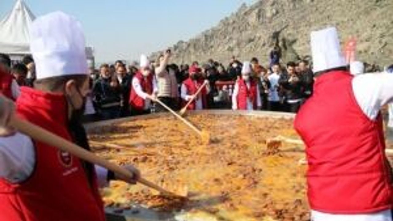 Eskişehir'de dünyanın en büyük sucuklu yumurtası yapıldı!