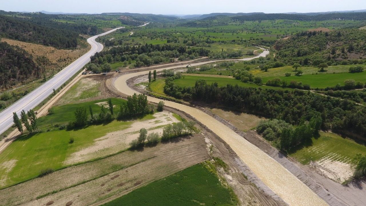 Gediz Çayı’nda Yatak Temizliği Sürüyor
