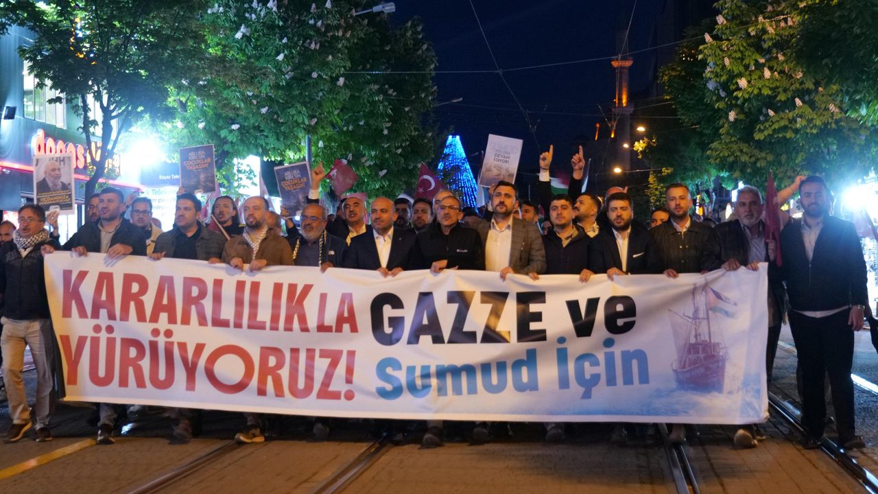 AK Parti İl Başkanı Gürhan Sumud Filosu'na yapılan müdahalelere karşı yürüyüşe katıldı