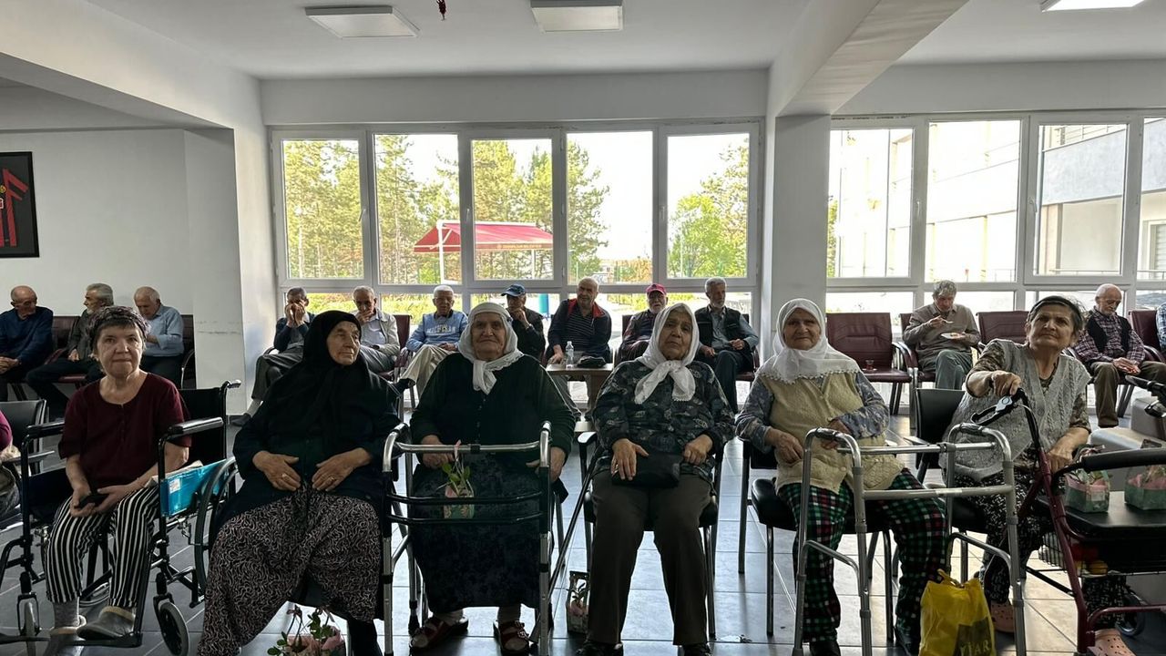 Ayşen Gürcan Anneler Günü’nde Huzurevi Anneleriyle Sohbet Etti