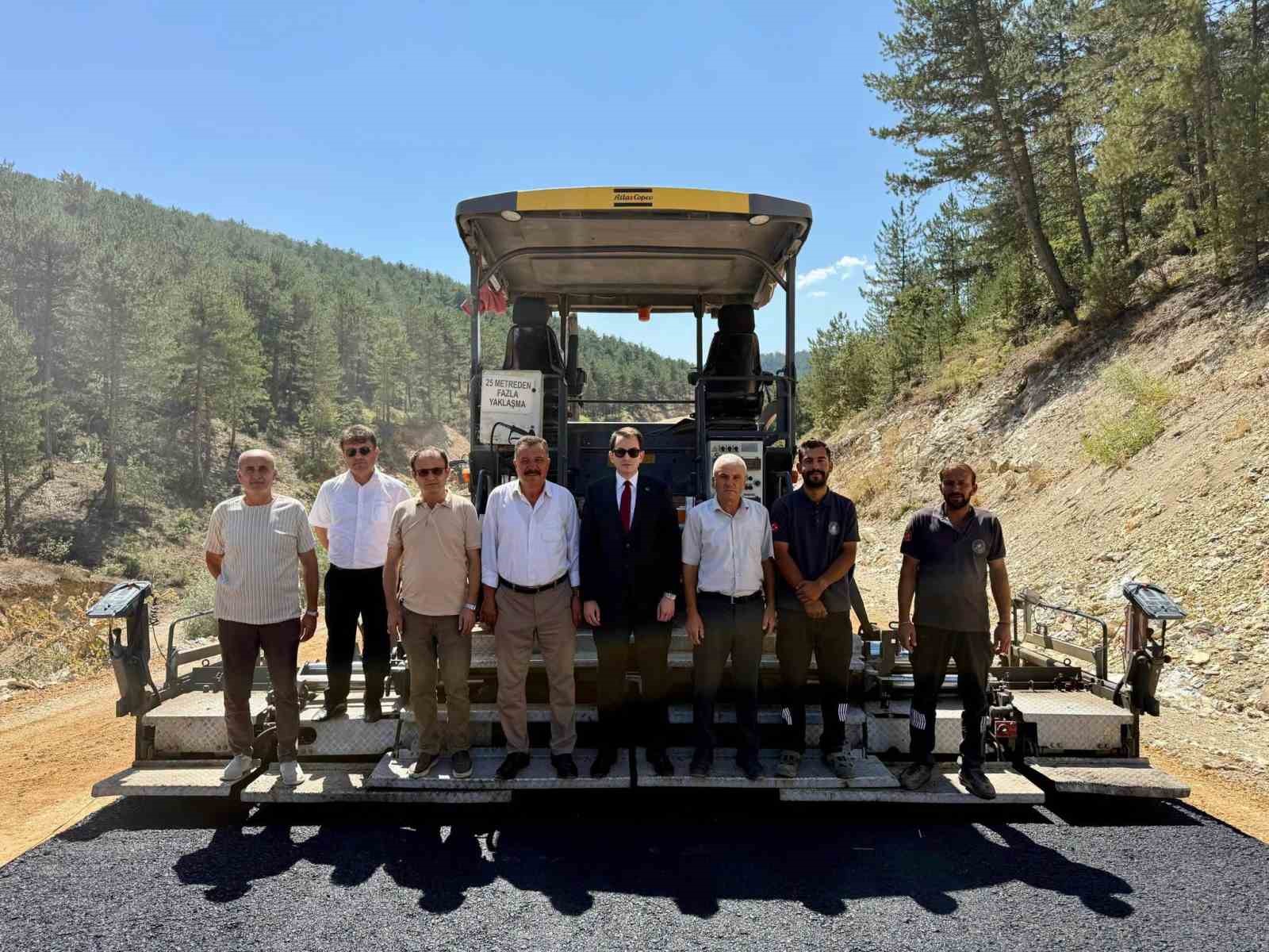 Hisarcık Kızılçukur-Alınören yolunda sıcak asfalt çalışması sürüyor