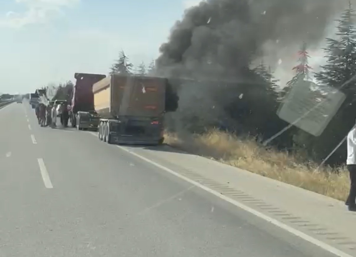 Sivrihisar’da seyir halindeki tırın dorse lastiği tutuştu