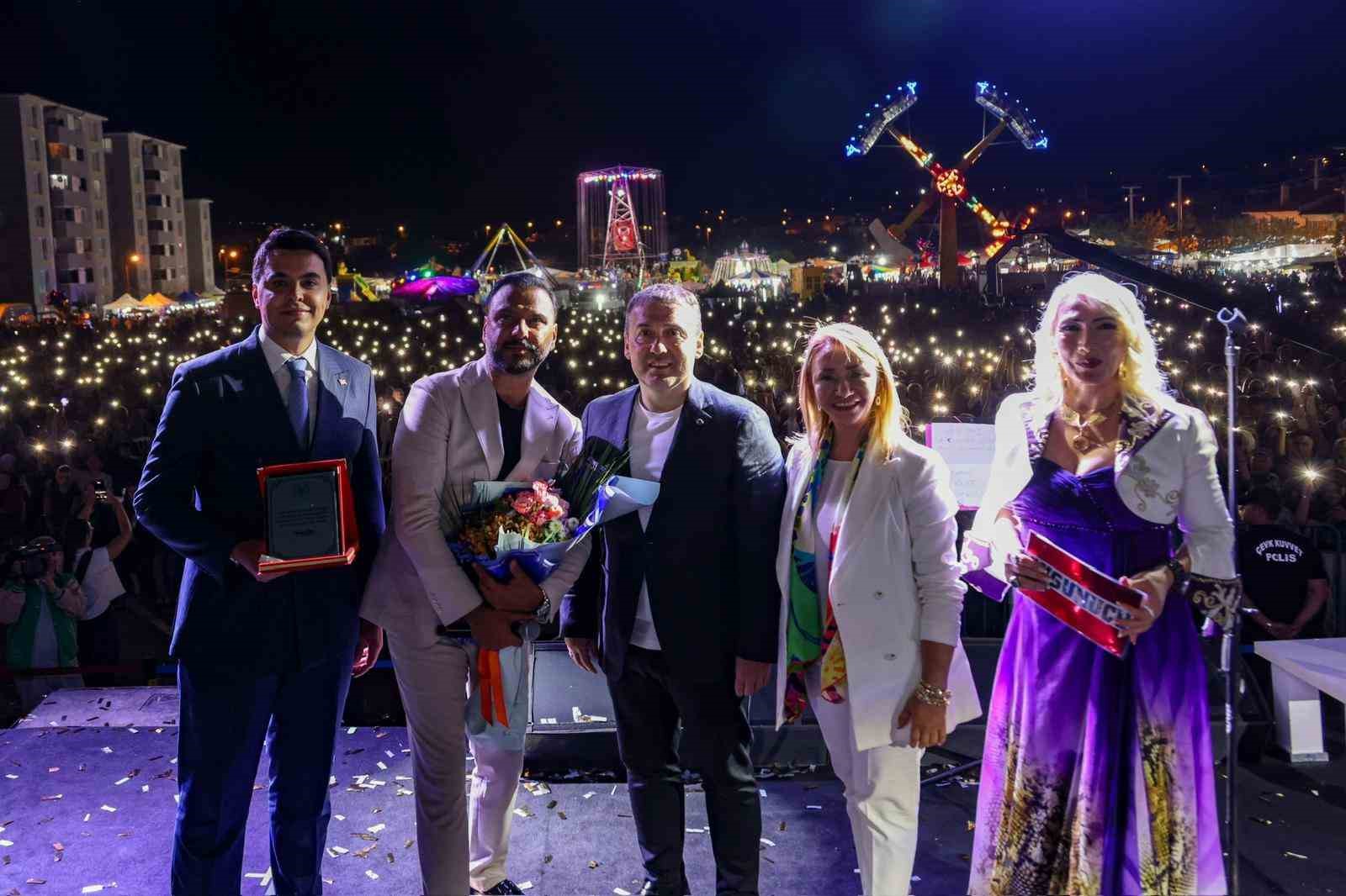 9 bin 600 nüfuslu ilçede düzenlenen Alişan konserini 25 bin kişi izledi