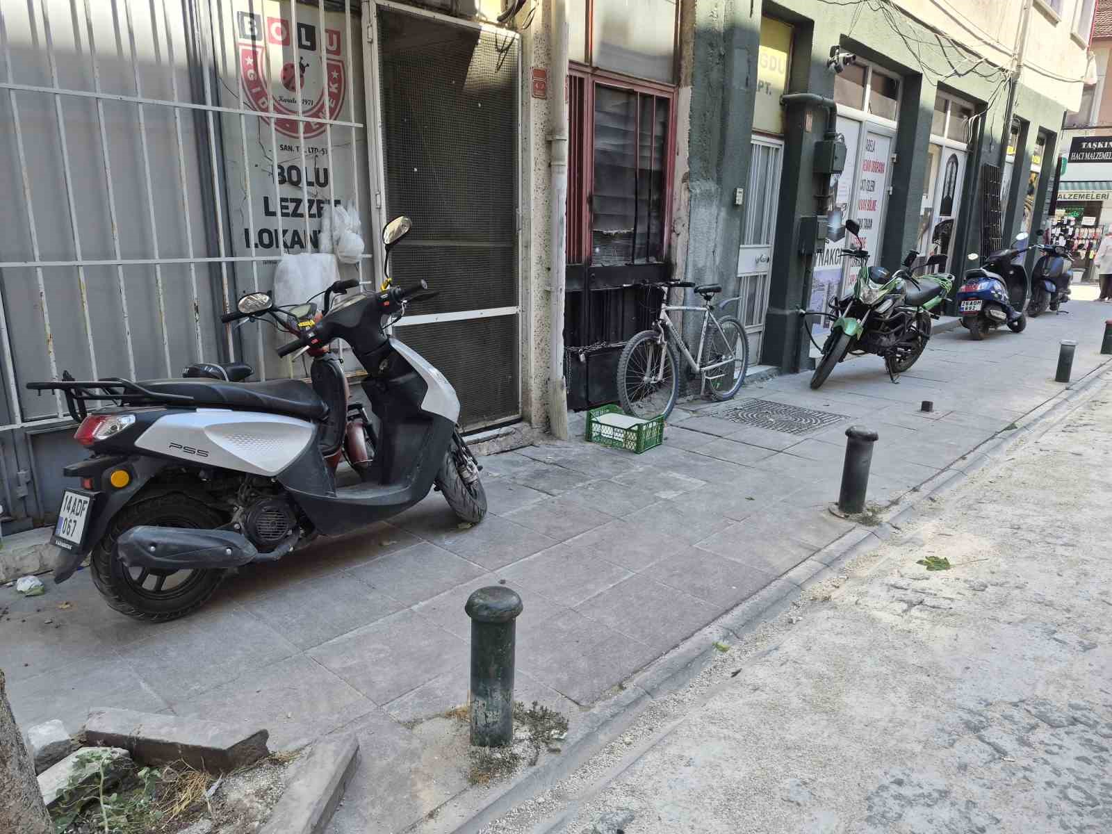 Kaldırımlar otoparka döndü