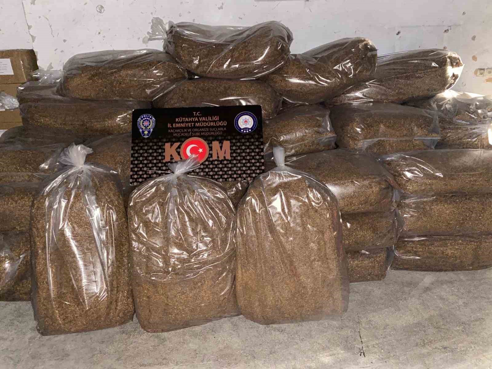 Kütahya’da 2 araca kaçakçılık operasyonu: 1 ton 716 kilo tütün ele geçirildi