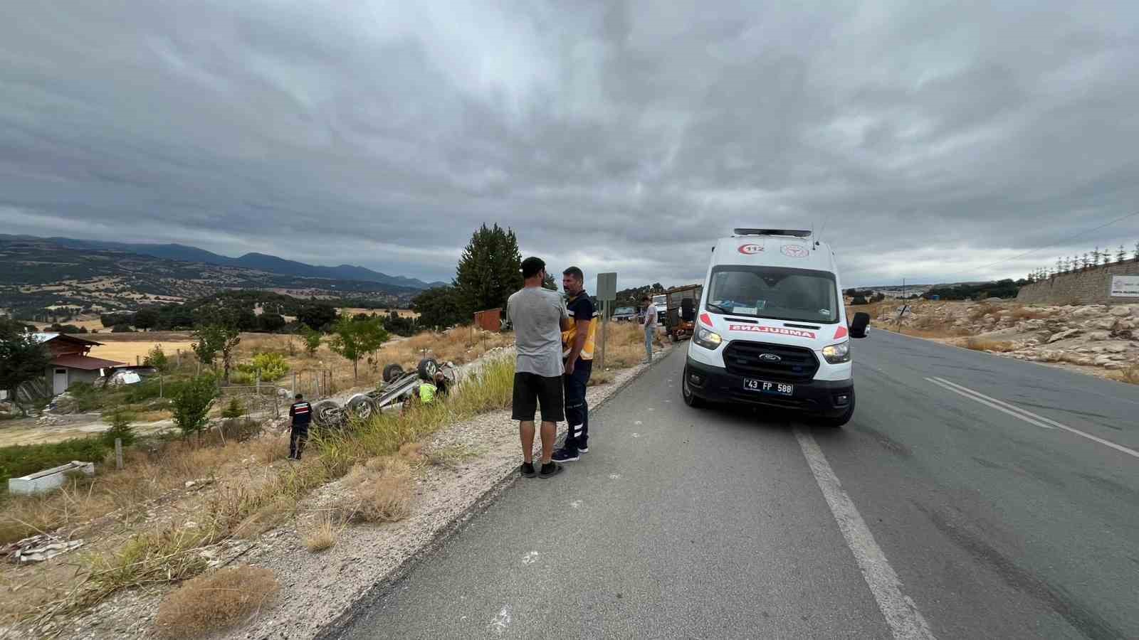 Emet-Hisarcık yolunda traktör ile hafif ticari araç çarpıştı: 2 yaralı