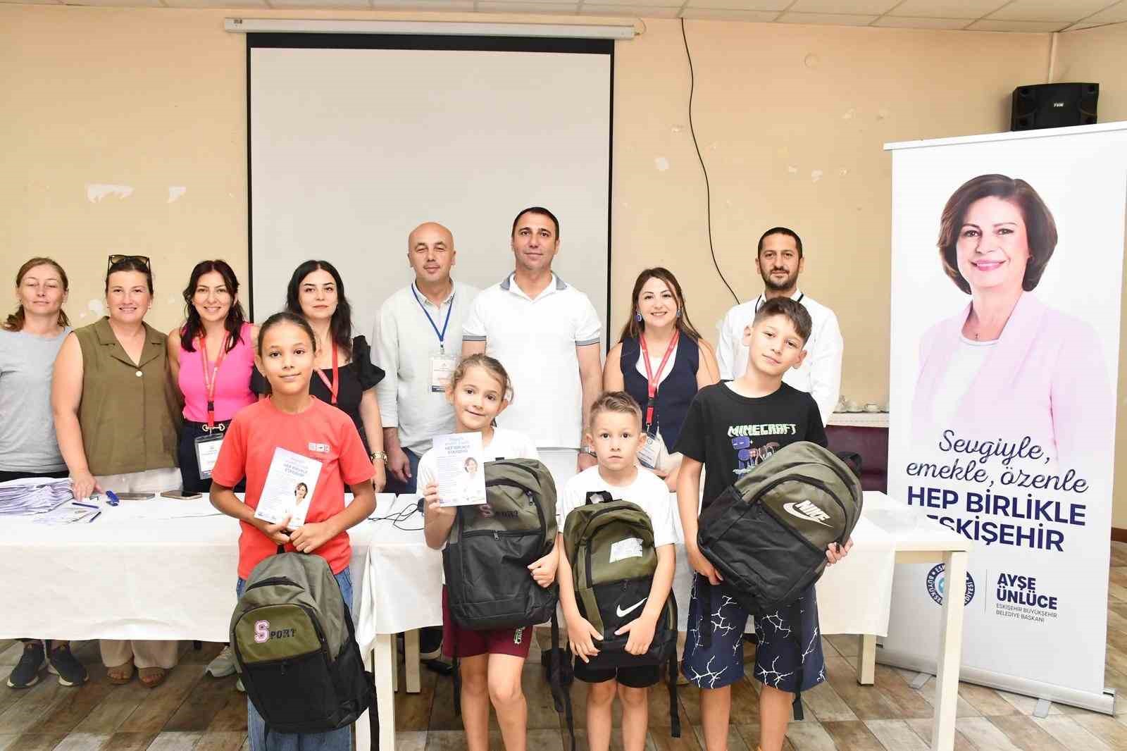 Büyükşehir Belediyesi’nden Beylikova’daki ilköğretim öğrencilerine çanta ve kırtasiye desteği