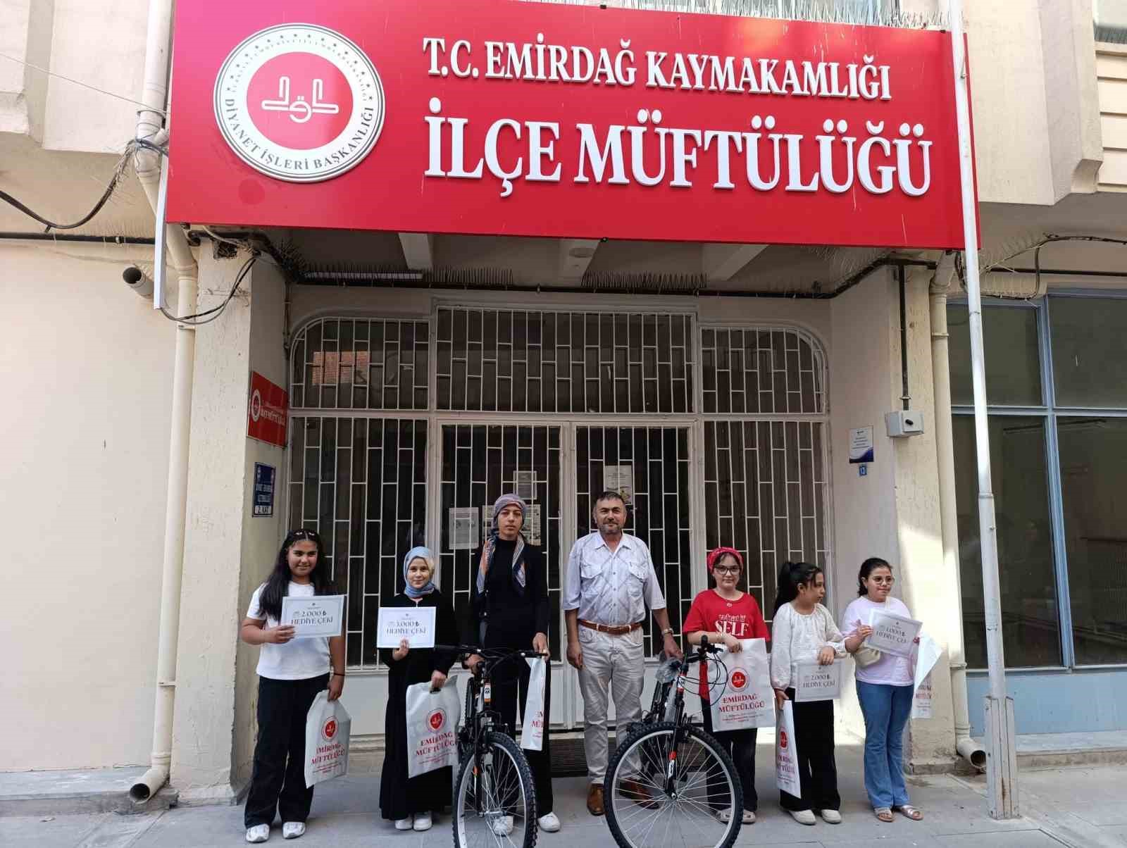 Emirdağ’da ‘Camiler Arası Bilgi Yarışması’nda dereceye giren öğrenciler ödüllendirildi