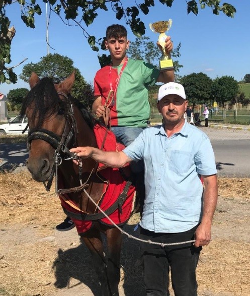 Rahvan at yarışlarından alınan kupa gurur yaşattı