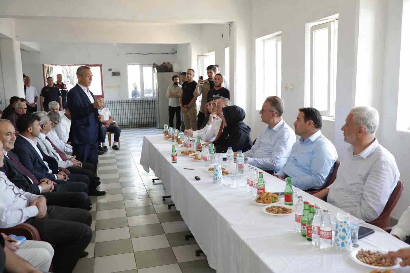 Kütahya Valisi Musa Işın, muhtarların taleplerini dinledi