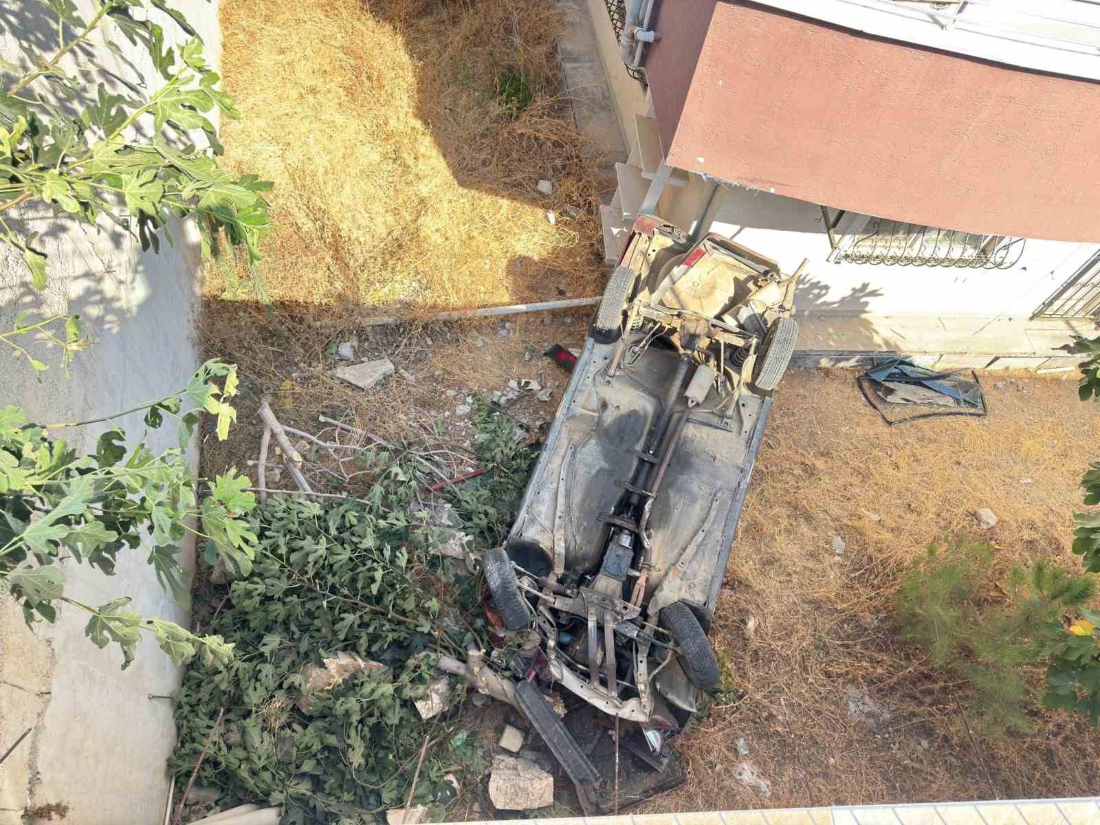 Kontrolden çıkan otomobil bahçeye uçtu, 3 kişi yaralandı