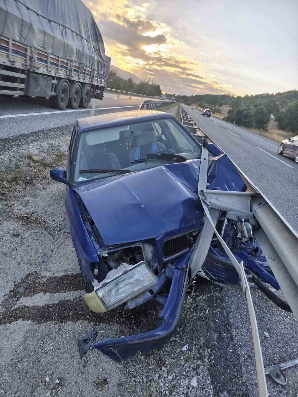Bilecik’te otomobil refüje çarptı: 7 kişi yaralandı
